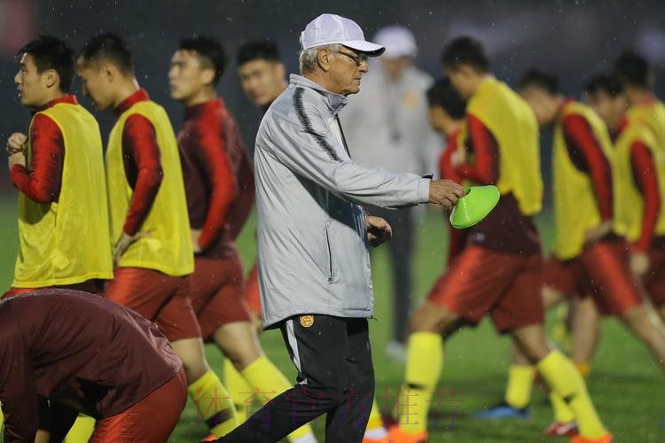 国足冒雨备战 里皮满意球队训练表现